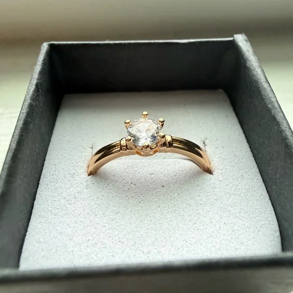 NEW! Pretty Bird Jewelry Solitaire Round-Cut Cubic Zirconia Ring size 8.75 - Picture 2 of 12